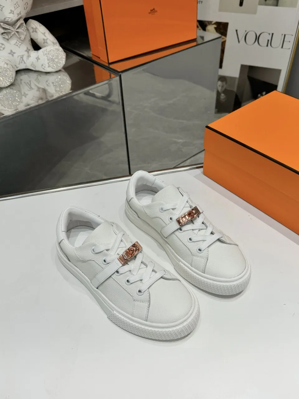 Men's Men's Shoes💰620❤️❤️❤️HERMES 2021 latest Kelly buckle white sneakers are online! The highest version on the market! Purchasing level quality! The H family rarely produces flat casual shoes, and they are styled with classic palladium-plated Kelly shoe buckles! Create a fashionable urban look that perfectly embodies the noble and elegant style of Hermès! Material selection: Fabric imported cowhide, lining + foot pads imported sheepskin, original molded TPU outsole, heavy gold molded kelly buckle full of texture Size: Female: 35-41 (41 is not returnable) Male: 39-45 (45 is not returnable)